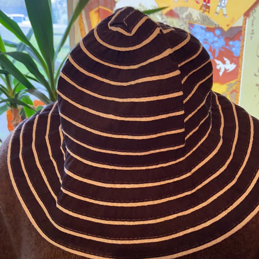Brown and white bucket summer hat, Peter Grimm True Characters,